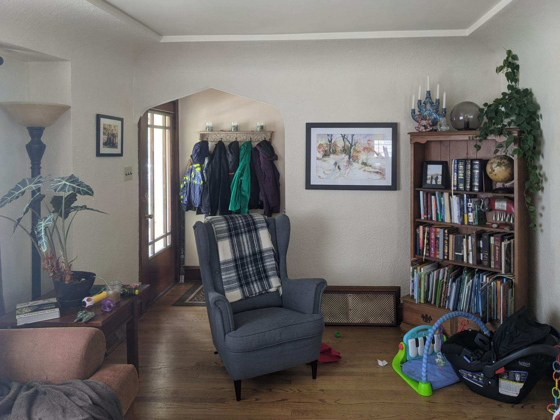 Awkward corner and cluttered entry way into living room space.